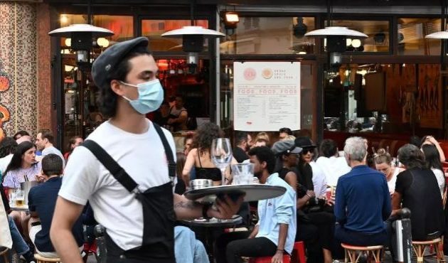 Covid-19 Γαλλία: Υποχρεωτική η χρήση μάσκας σε όλους τους κλειστούς χώρους