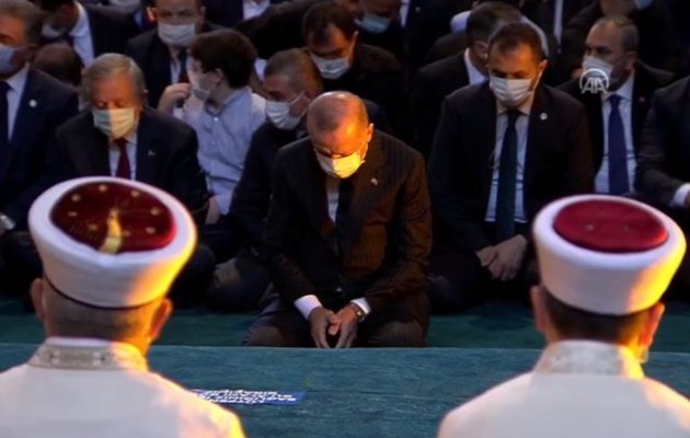 Ο Ερντογάν εισήλθε στην Αγία Σοφία και άρχισε να προσεύχεται
