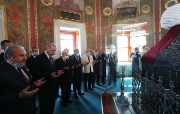 Ο Ερντογάν προσευχήθηκε στον τάφο του Πορθητή και ορκίστηκε νέες κατακτήσεις