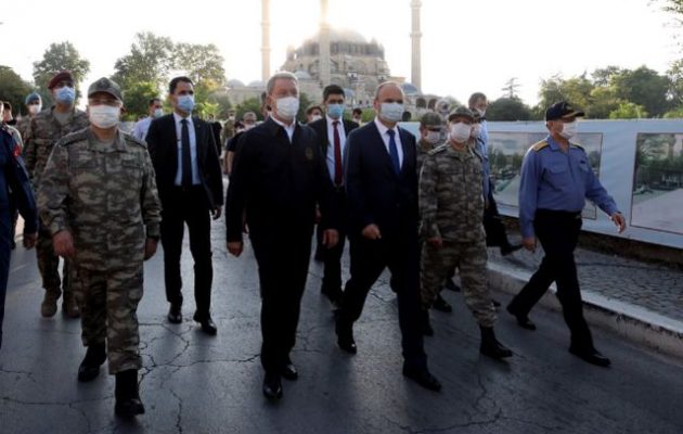 Ο Χουλουσί Ακάρ ανακοίνωσε ότι αναμένεται ελληνική αντιπροσωπεία στην Άγκυρα