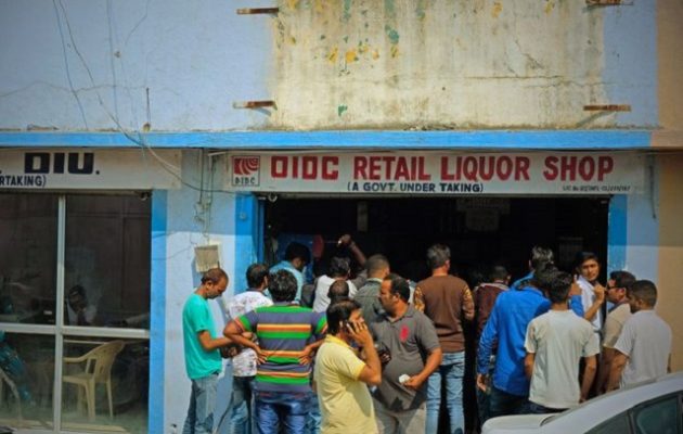 Ινδία: Έψαχναν αλκοόλ, ήπιαν απολυμαντικό για τα χέρια και πέθαναν