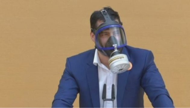 Γερμανός ακροδεξιός βουλευτής εκφώνησε ομιλία με μάσκα αερίων (βίντεο)
