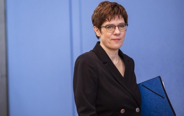 «Βόμβα» από την Γερμανίδα υπ. Άμυνας: Άφησε να εννοηθεί ότι στη Μέρκελ ζητήθηκε να παρέμβει