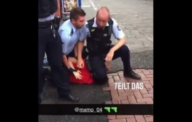 Σοκ στη Γερμανία: Αστυνομικός γονατίζει στον λαιμό ανηλίκου (βίντεο)