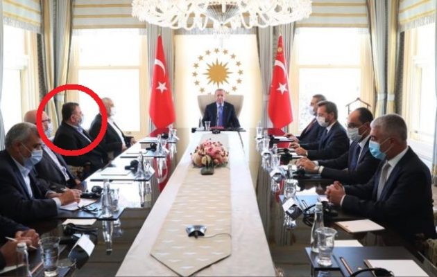 Επικηρυγμένος τρομοκράτης από τις ΗΠΑ με $5 εκατ. ο μέσα στον κύκλο δίπλα στον Ερντογάν