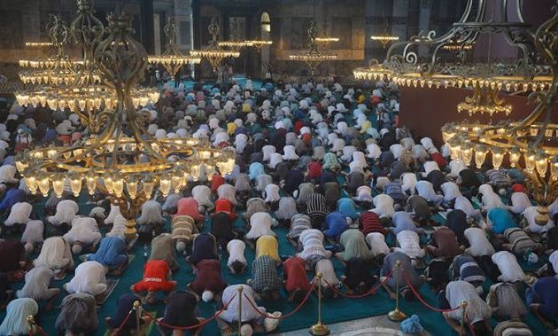 Η «κατάρα» της Αγίας Σοφίας: 3.000 Τούρκοι κόλλησαν κορωνοϊό στην πρώτη προσευχή