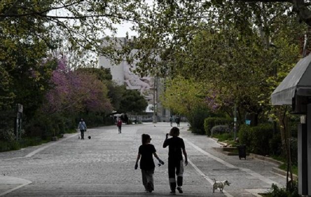 Ποια νέα μέτρα εξετάζει η κυβέρνηση για τον κορωνοϊό