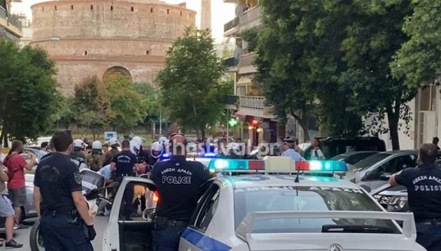 Κούρδοι έκαψαν αφίσα του Ερντογάν στη Θεσσαλονίκη (βίντεο)