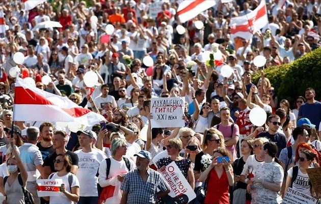 Χιλιάδες διαδήλωσαν στο κέντρο του Μινσκ ζητώντας να φύγει ο Λουκασένκο