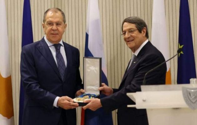 «Ξεσάλωσε» ο Αναστασιάδης, μέχρι που παρασημοφόρησε τον Λαβρόφ