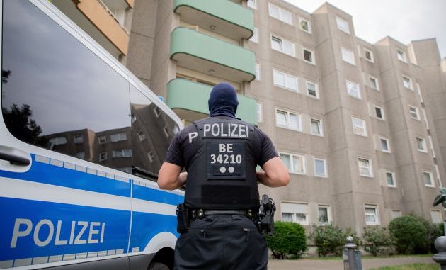 Οι Γερμανοί θα μειώσουν τον μισθό νεοναζί αστυνομικών κατά 50%