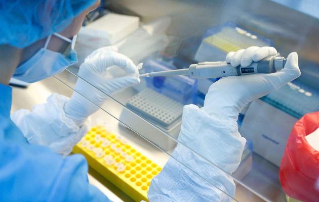 Κορωνοϊός: Ξανάρχισαν οι δοκιμές του εμβολίου της AstraZeneca