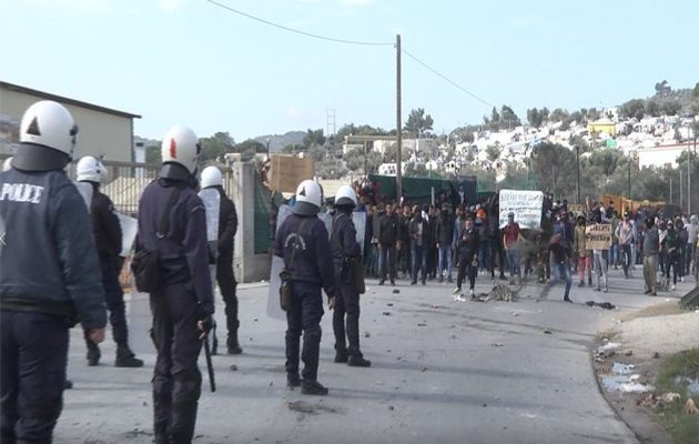 Λέσβος: Επεισόδια με πρόσφυγες και αστυνομικούς – Πετροπόλεμος και ρίψη χημικών (βίντεο)