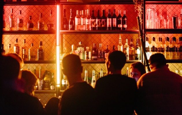 Με όπλα «άρπαξαν» 25χρονη με τη θέλησή της από μπαρ στη Λάρισα