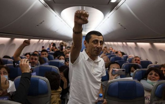 Αρμένιοι της διασποράς επιστρέφουν με πτήσεις στην Αρμενία για να πολεμήσουν τους Αζέρους Τούρκους