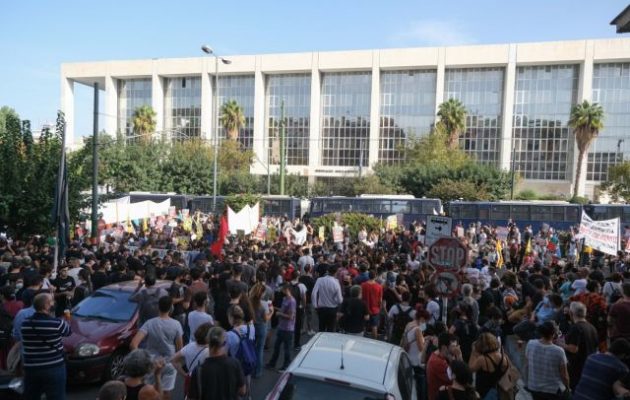 ΣΥΡΙΖΑ-ΠΣ: Να μην επιτραπεί ξανά στο φίδι του ναζισμού να μολύνει την κοινωνία
