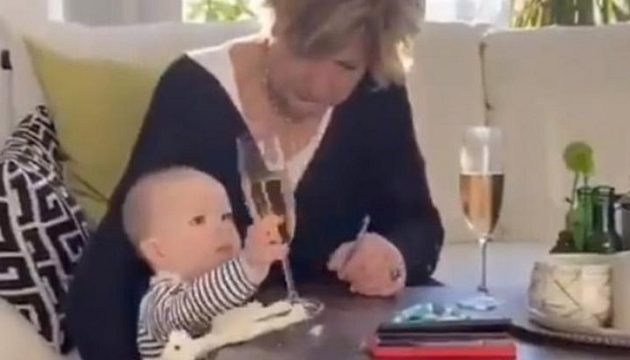 Γιαγιά αφήνει το εγγόνι της να πέσει και «σώζει» ποτήρι (βίντεο)