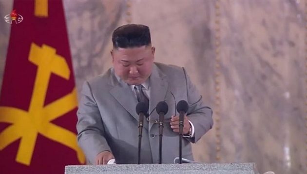Λύγισε ο σκληρός Κιμ Γιονγκ Ουν και ζήτησε συγγνώμη από τους Βορειοκορεάτες (βίντεο)