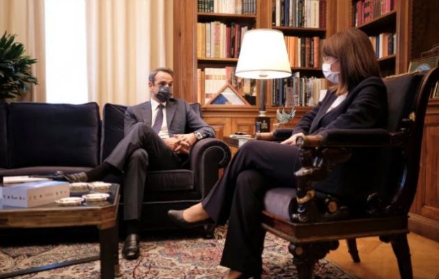 Ο Μητσοτάκης στις 19.00 θα μιλήσει στον λαό για τον κορωνοϊό – Τι συζήτησε με τη Σακελλαροπούλου