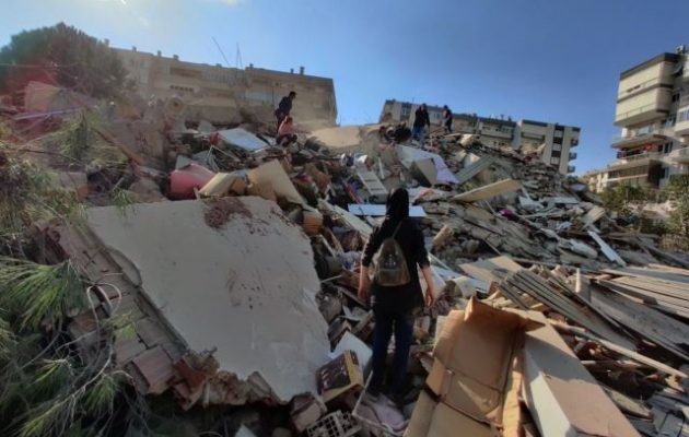 Ερντογάν: 26 νεκροί και 885 τραυματίες από τον σεισμό στη Σμύρνη