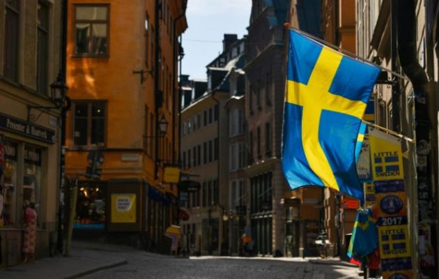 Σκληρά περιοριστικά μέτρα στη Σουηδία – Τέλος η «ανοσία αγέλης»