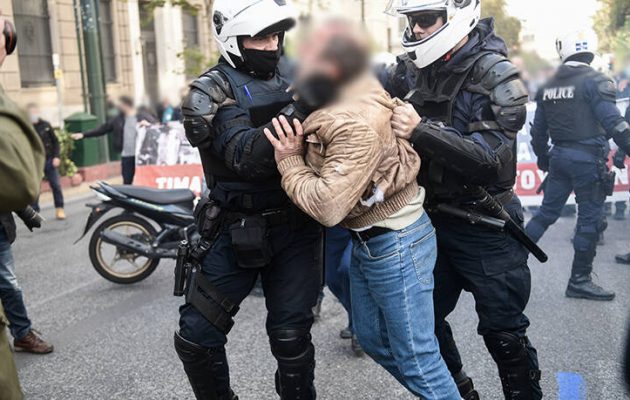 Αστυνομική βία: Πολίτες κατέρρευσαν ενώ αστυνομικοί άρπαζαν διαδηλωτές από τον λαιμό ή τους έπαιρναν σηκωτούς