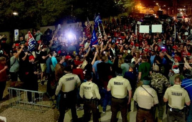 Οπλισμένοι οπαδοί του Τραμπ συγκεντρώθηκαν έξω από εκλογικό κέντρο της Αριζόνα
