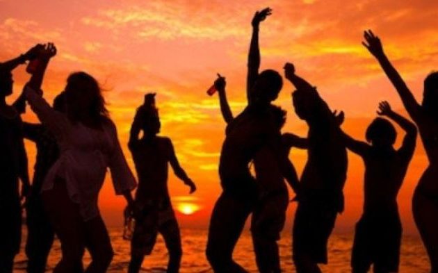 Ροδίτης και Ισραηλινός οργάνωσαν παράνομο «μπιτς πάρτι» στη Ρόδο