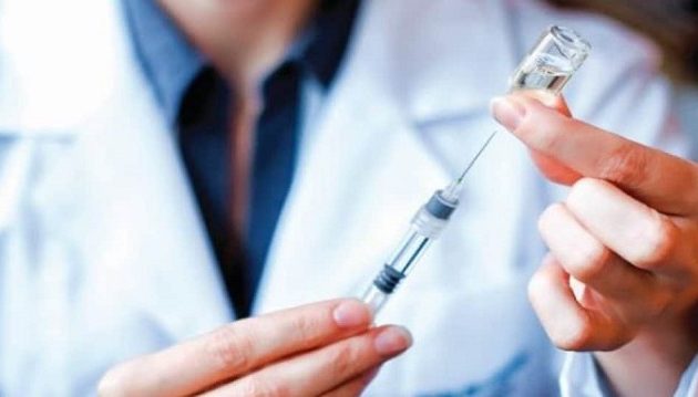 Μόσιαλος: Πού διαφέρει το εμβόλιο της Moderna από της Pfizer