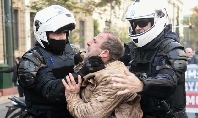 Όργιο αστυνομικής βίας στο όνομα του κορωνοϊού – «Ξύλο» για το καλό μας