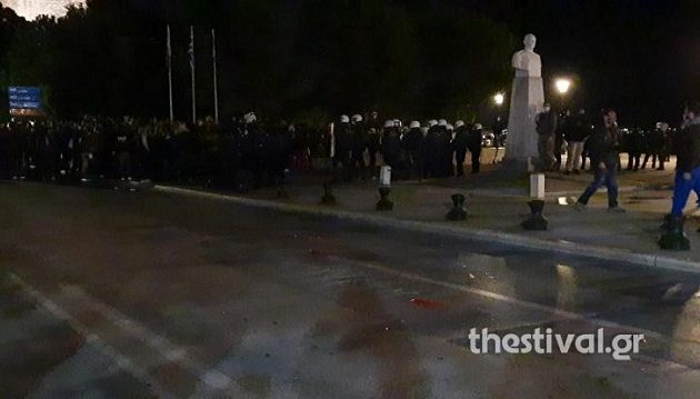 Επεισόδια μεταξύ διαδηλωτών του λοκντάουν και αστυνομικών στη Θεσσαλονίκη