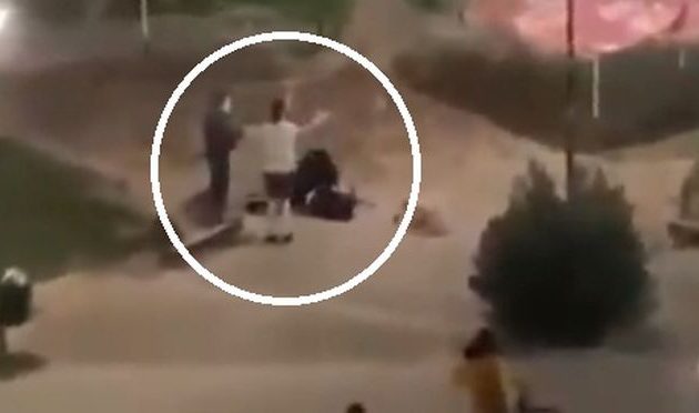 Καρδίτσα: Πέρασαν χειροπέδες σε 15χρονη στην πλατεία Λάππα – «Ντροπή» φώναζαν οι πολίτες (βίντεο)