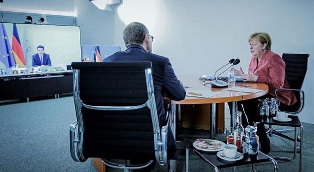 Η Μέρκελ «αρπάχτηκε» με τον δήμαρχο Βερολίνου για πίτσες και κεμπάπ