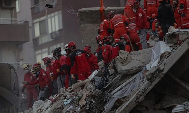 42 νεκροί στη Σμύρνη από τον φονικό σεισμό