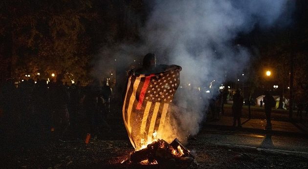 Διαδηλωτές με όπλα έκαψαν σημαίες των ΗΠΑ στο Πόρτλαντ