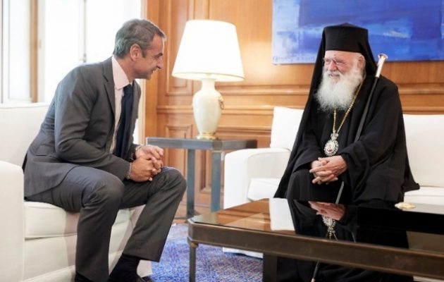 Πήγε στον Αρχιεπίσκοπο ο Μητσοτάκης και άφησε «παράθυρο» για ανοιχτές Εκκλησίες τα Χριστούγεννα
