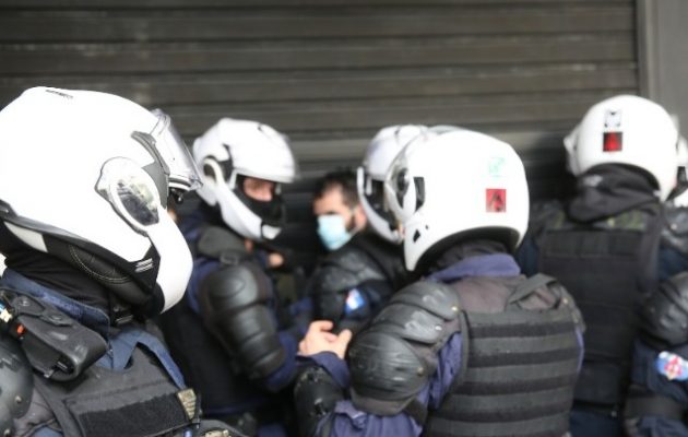 «Μάχες» αστυνομίας-διαδηλωτών – Προσαγωγή πέντε ατόμων που συμμετείχαν στην πορεία του ΚΚΕ