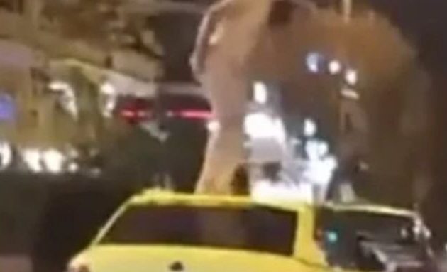 Ζωγράφου: Άνδρας χοροπήδαγε «τσίτσιδος» πάνω σε ταξί