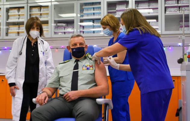 Εμβολιάστηκε ο αρχηγός ΓΕΕΘΑ Κωνσταντίνος Φλώρος