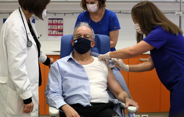 Εμβολιάστηκε ο Τασούλας: «Η επιστήμη, η συνεργασία και η λογική κέρδισαν το στοίχημα»