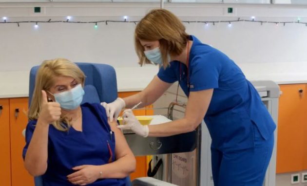 Η νοσηλεύτρια Ευσταθία Καμπισιούλη η πρώτη που εμβολιάστηκε στην Ελλάδα