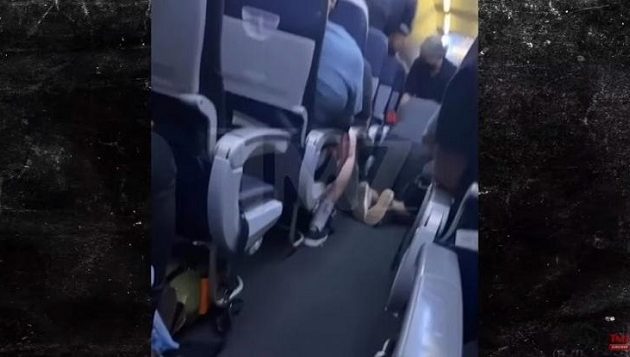 Επιβάτης με κορωνοϊό πέθανε σε αεροπλάνο την ώρα της πτήσης (βίντεο)