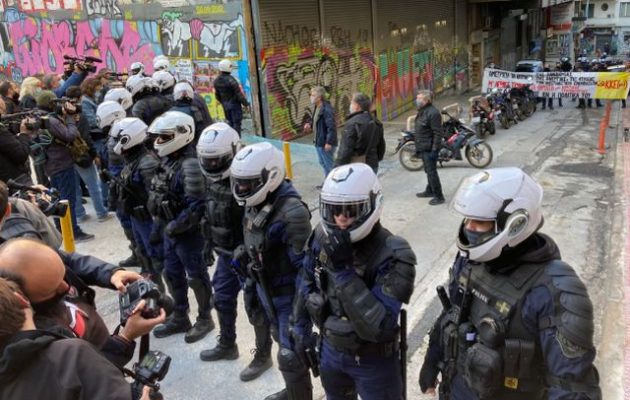 ΚΙΝΑΛ: «Αστυνομικός χουλιγκανισμός & ντροπιαστικές εικόνες» – Καταδικάζει συλλήψεις και προσαγωγές