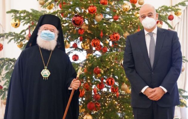 Ο Νίκος Δένδιας διαβεβαίωσε τον Πατριάρχη Αλεξανδρείας για τη στήριξη της Ελλάδας