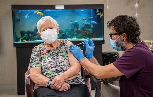 90χρονη η πρώτη που εμβολιάστηκε στην Ελβετία
