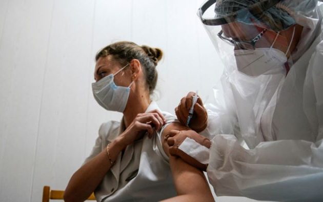 Ρωσία: Ξεκίνησαν οι εμβολιασμοί με Sputnik V υγειονομικών, εκπαιδευτικών και κοινωνικών λειτουργών