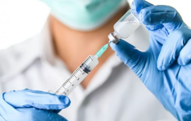 Η ΝΔ «μετατρέπει το εμβόλιο από δικαίωμα σε προνόμιο»
