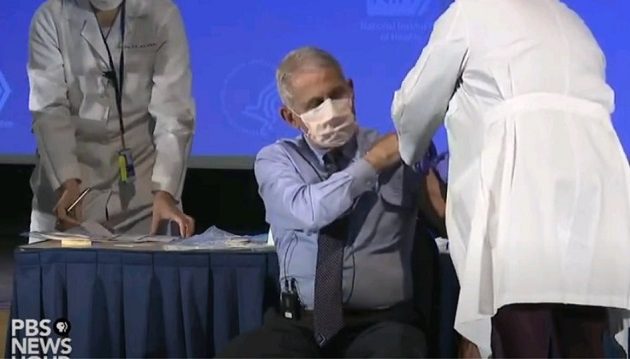 Ο Φάουτσι έκανε το εμβόλιο της Moderna σε ζωντανή μετάδοση (βίντεο)