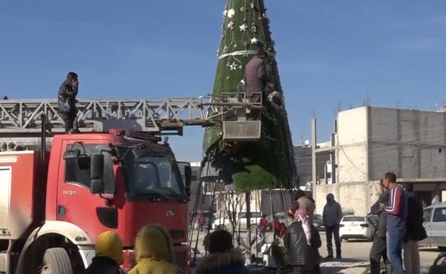 Άγνωστοι έβαλαν φωτιά στο χριστουγεννιάτικο δέντρο της Κομπάνι στη βόρεια Συρία