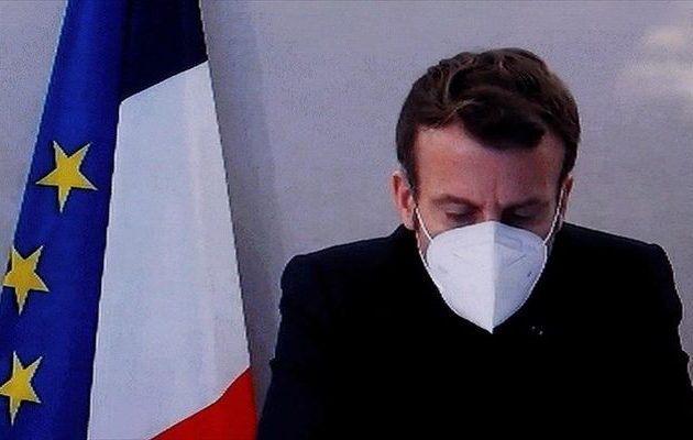 Μακρόν: «Σταθερή και καθησυχαστική» η κατάσταση της υγείας του